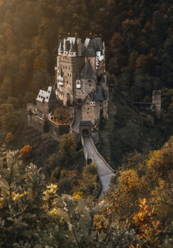 Burg Eltz Aussichtsplattform 350x500 - Burg Eltz - eine märchenhafte Ritterburg im Naturschutzgebiet der Eifel