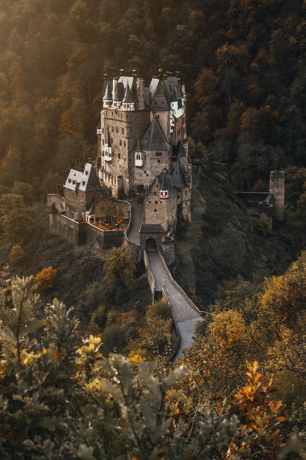 Burg Eltz Aussichtsplattform - Burg Eltz - eine märchenhafte Ritterburg im Naturschutzgebiet der Eifel
