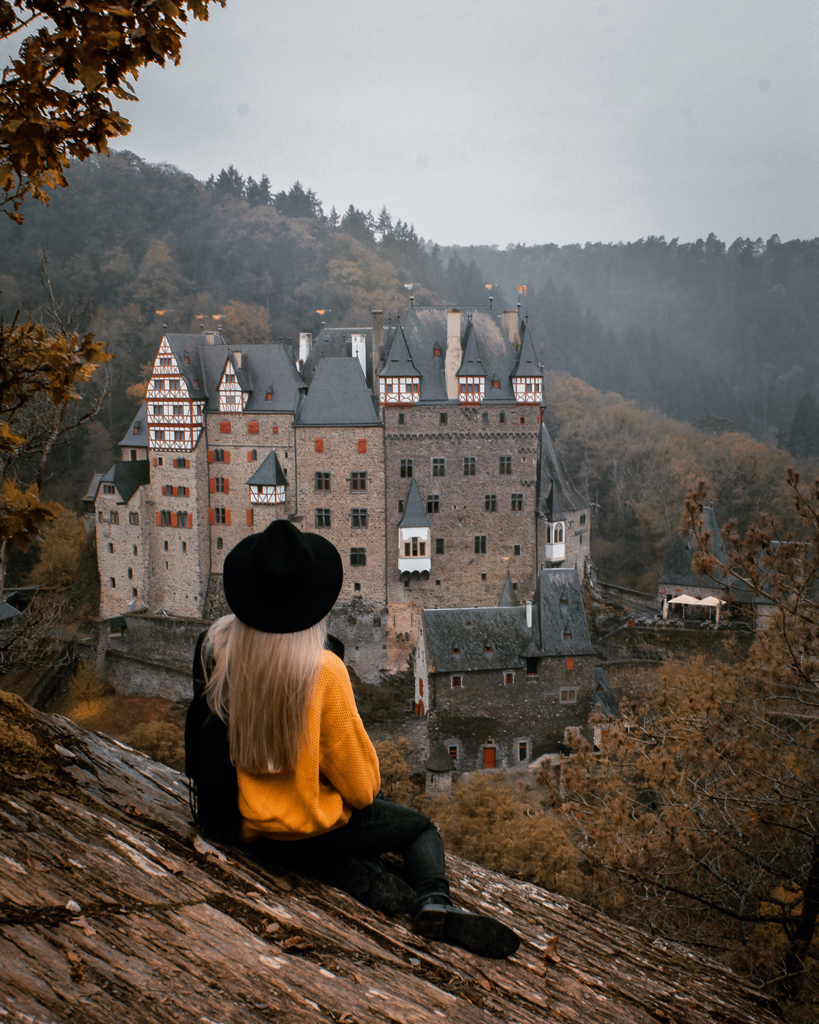 Burg Eltz seitlich - Burg Eltz - eine märchenhafte Ritterburg im Naturschutzgebiet der Eifel