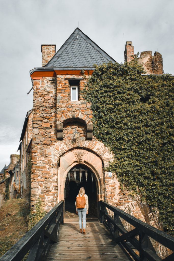 Burg Thurant Eingang 683x1024 - Burg Thurant - die einzige Doppelburg an der romantischen Mosel